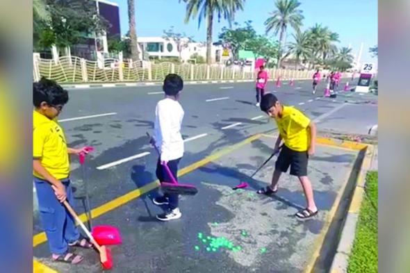 الامارات | حمدان بن محمد يشكر 4 أطفال نظفوا الشارع بعد «ماراثون دبي»