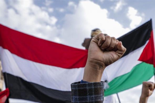 الحوثيون يعلنون "الرد بقوة" على البوارج الأمريكية والبريطانية