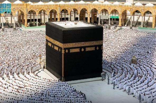 ضيوف برنامج خادم الحرمين يؤدون صلاة الجمعة بالمسجد الحرام