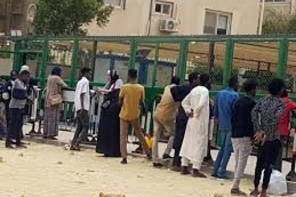 شاهد بالفيديو.. في وضع محزن.. تجمع المئات من السودانيين أمام مباني مفوضية اللاجئين بالقاهرة والمفوضية تعلق لافتات كتبت عليها (لا يوجد دعم مالي)