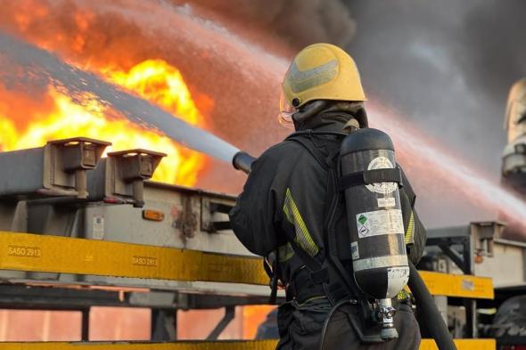شاهد.. "مدني الدمام" يباشر حريقاً في حاويات بميناء الملك عبدالعزيز