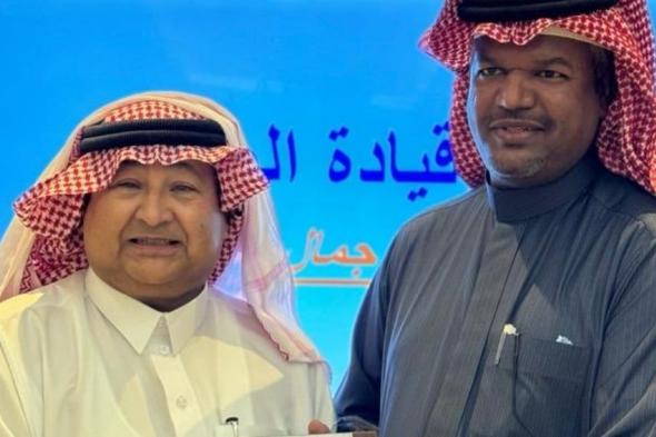 الإعلامي "العلي" يكرم رئيس الرقباء "راشد الدوسري" بمناسبة تقاعده