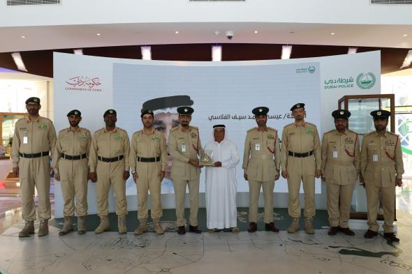 الامارات | شرطة دبي كرمته .. مواطن ينقذ 8 صيادين وينتشل جثتين بطريقة بطولية في عرض البحر