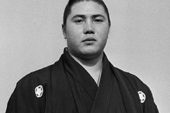 تايهو كوكو مصارع السومو الشهير النصف ياباني الذي حطم الأرقام القياسية في رياضته