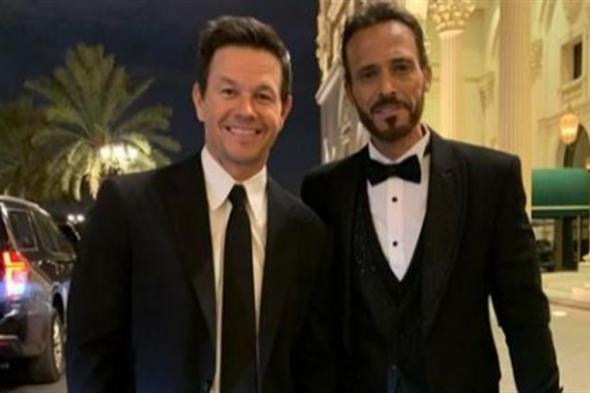 يوسف الشريف مع النجم الأمريكي مارك والبيرج في حفل "joy awards"