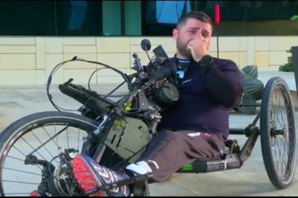 بروفيسور إيطالي يجوب المملكة على دراجة يدوية رغم الإعاقة .. فيديو
