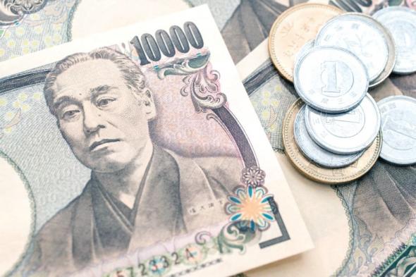تراجع الين في ظل إبقاء بنك اليابان على سياسة التيسير النقدي