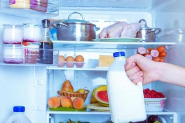 ماذا يحدث عند تخزين اللبن الحليب في باب الثلاجة؟.. نتيجة كارثية