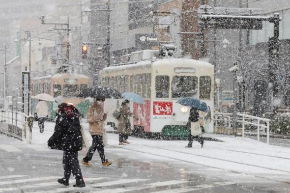 اليابان في مواجهة الثلوج.. والعاصفة ستستمر حتى الغد