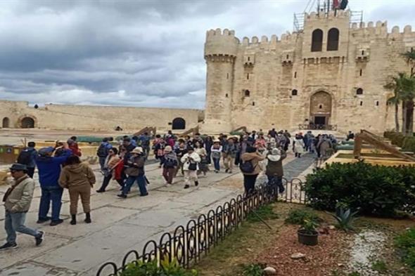 رغم الطقس السيئ.. قلعة قايتباي تستقبل أفواجًا من المصريين والأجانب- صور