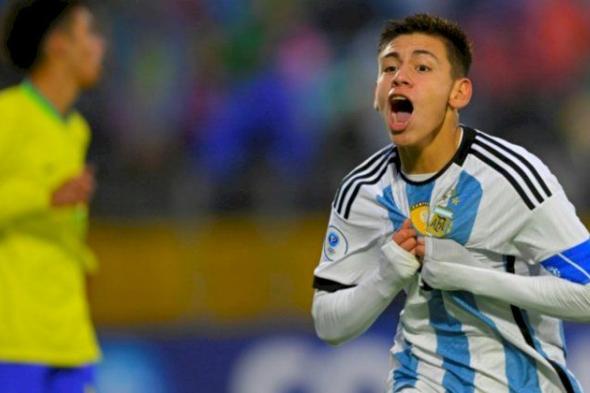 بطولة إنكلترا: مانشستر سيتي يتعاقد مع لاعب الوسط الأرجنتيني الشاب إيتشيفيري