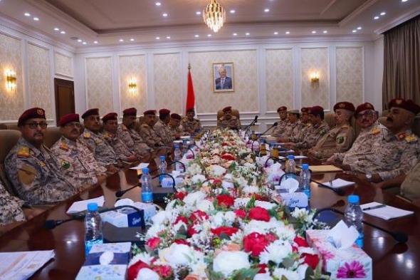 في ظل التصعيد الحوثي.. وزير الدفاع يشدد على رفع الجاهزية والاستعداد لأي طارئ
