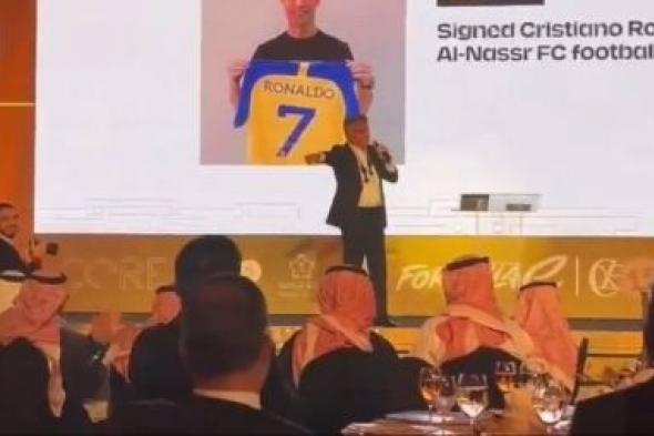 تراند اليوم : شاهد: سيدة أعمال سعودية تشتري قميص لاعب النصر "كريستيانو‬⁩ "‬⁩ يحمل توقيعه في مزاد علني