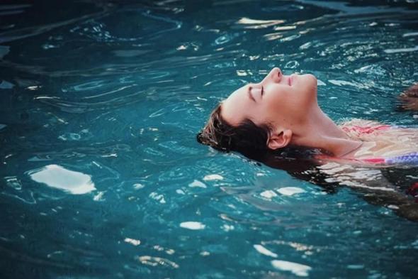 هل تساعد السباحة في الماء البارد على تقليل أعراض انقطاع الطمث؟