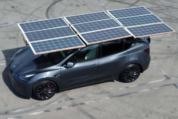 تكنولوجيا: مستخدم يقوم بإضافة سقف شمسي قابل للطي على سيارة تيسلا الخاصه به