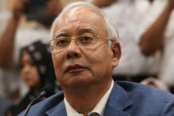 تخفيف عقوبة رئيس وزراء ماليزيا السابق للنصف