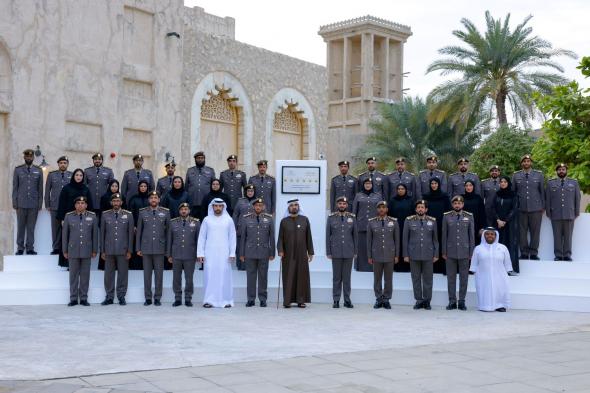 الامارات | محمد بن راشد يكرم فريق "إقامة دبي" لحصولهم على تصنيف 6 نجوم في منفذ حتا