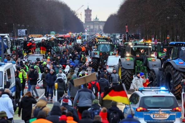 مزارعون أوروبيون يغلقون الطرق احتجاجًا على ارتفاع أسعار الأسمدة والديزل