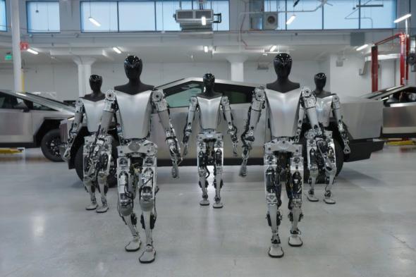 الامارات | "أوبتيموس".. إيلون ماسك يشارك فيديو لروبوت تيسلا السائر كالبشر