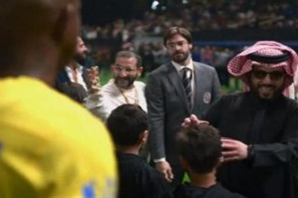 أحمد حلمي برفقة تركي آل الشيخ خلال مشاهدة مباراة النصر السعودي وإنتر ميامي