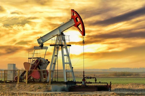 النفط يرتفع بعد إبقاء “أوبك+” على تخفيضات الإنتاج دون تغيير