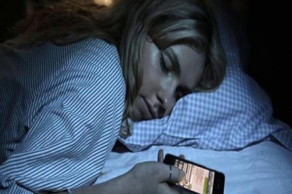 هذا ما يحدث لجسمك عند النوم جوار الموبايل.. هل يسبب السرطان؟