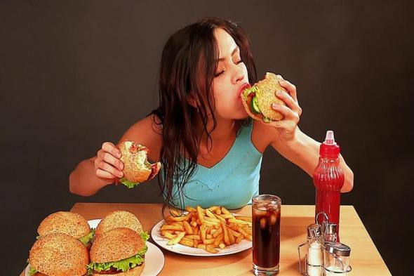 هذا ما يحدث لجسمك إذا تناولت الطعام بسرعة- مفاجأة