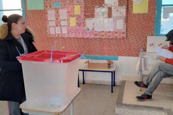 التونسيون يتوجهون لمكاتب الاقتراع للتصويت في الدور الثاني من انتخابات المجالس المحلية