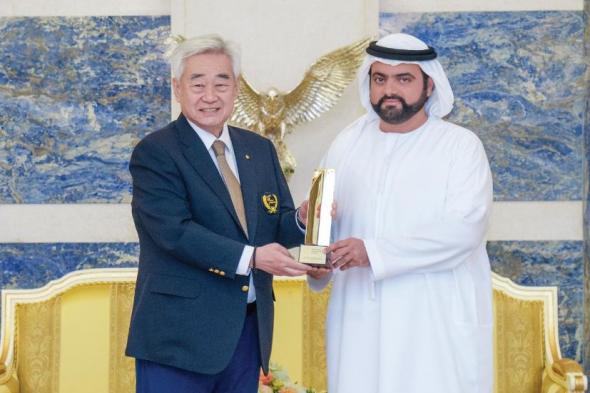 الامارات | محمد بن حمد الشرقي يتسلَم جائزة الشخصية الإنسانية لعام 2023