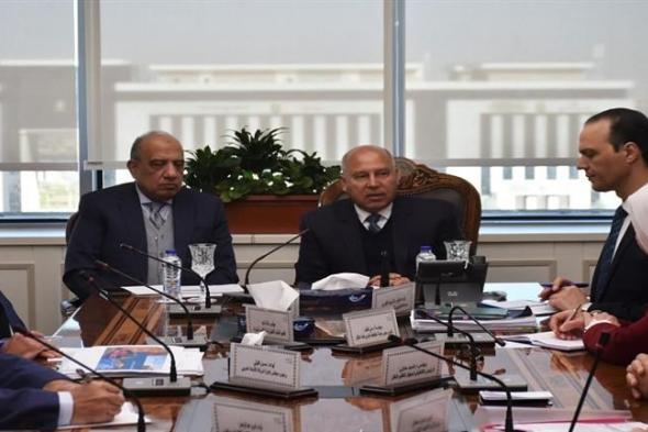 وزيرا النقل وقطاع الأعمال يبحثان توطين صناعة الأتوبيسات في مصر