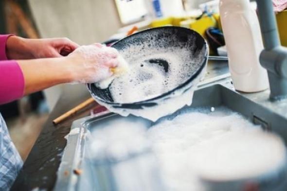 ماذا يحدث عند استخدام إسفنجة غسل الأطباق أكثر من مرة؟.. نتائج خطيرة