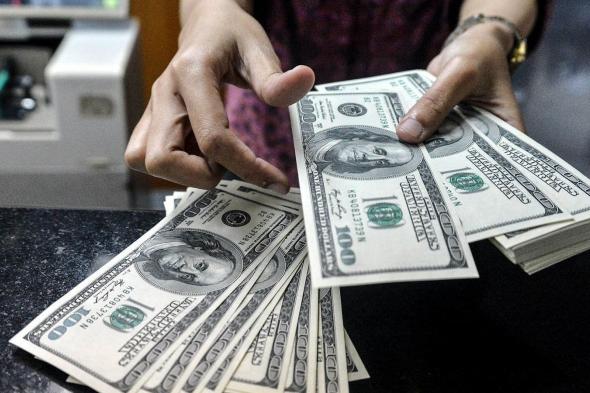 الدولار يحوم قرب ذروته في 3 أشهر مع تضاؤل ​​الرهانات على خفض الفائدة