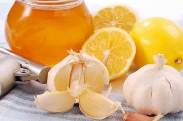 فوائد أغلى من الذهب لتناول الثوم مع الليمون في الصباح.. يصنع المعجزات في جسمك