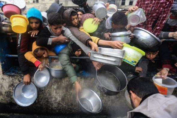 غزة.. استشهاد 13 فلسطينيًا في قصف إسرائيلي لصفوف الحاصلين على الماء