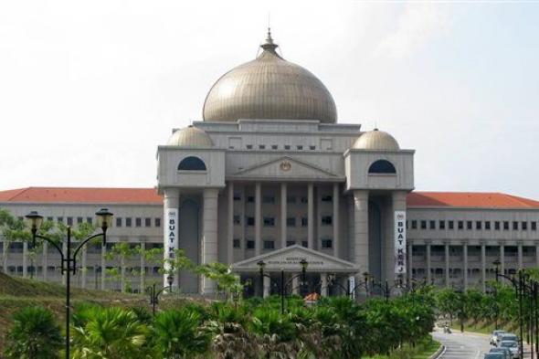محكمة ماليزية تبطل قوانين الشريعة وردود فعل عنيفة من الإسلاميين