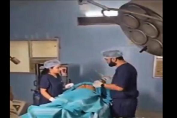 فيديو غريب.. فصل طبيب من مستشفى والسبب جلسة تصوير داخل العمليات
