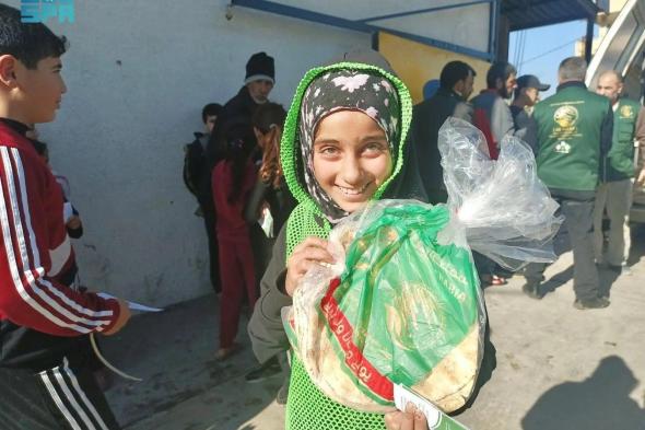 السعودية | مركز الملك سلمان للإغاثة يوزع 25,000 ربطة خبز يوميًا للأسر اللاجئة ضمن مشروع مخبز الأمل الخيري في شمال لبنان