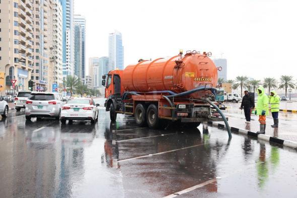 الامارات | 175 صهريجاً و120 محطة ضخ لسحب تجمعات الأمطار في الشارقة