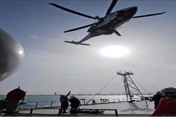 الامارات | شرطة دبي تُنقذ 8 صيادين صَدمت سفينة شحن تجارية قاربهم