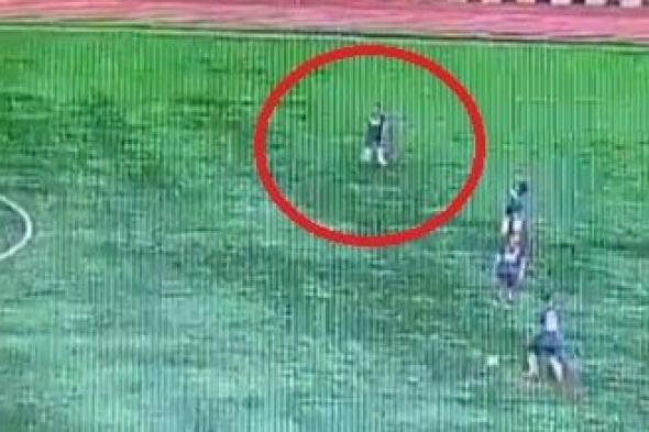 بالفيديو.. لحظة مصرع لاعب بصاعقة برق أثناء مباراة كرة قدم