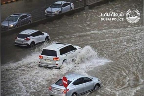 بالفيديو.. الفيضانات تغلق الشوارع وتعرقل المرور في دبي وتحرك عاجل للسلطات