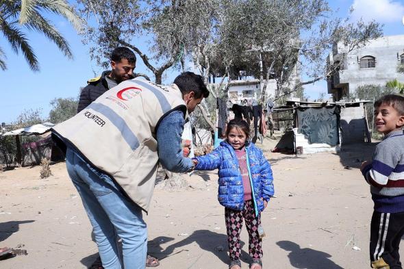 الخليج اليوم .. الهلال الأحمر الإماراتي يواصل توزيع المساعدات الإنسانية على أهالي قطاع غزة