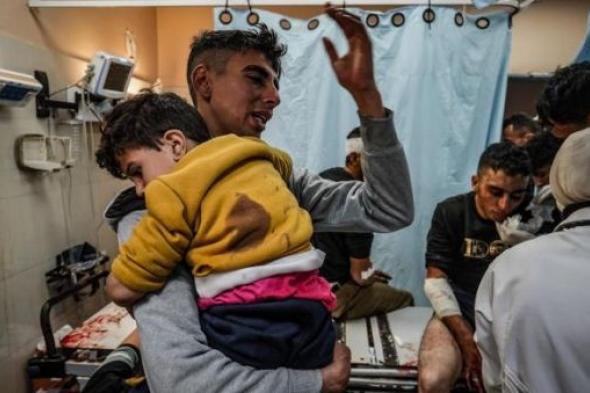 العدوان على غزة.. 11 مجزرة خلال 24 ساعة والاحتلال يجبر آلاف النازحين على إخلاء مجمع ناصر
