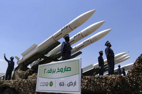 "أنصار الله" تعلن استهداف سفينة بريطانية في خليج عدن بصواريخ بحرية