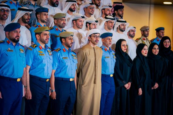 الامارات | عبدالله بن زايد يستقبل وفد منتسبي دورة الدفاع الوطني الـ"11"