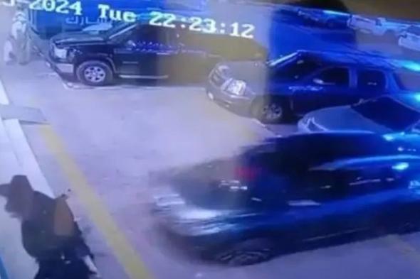 الامارات | سعودية تحاول ركن سيارتها فتدهس مجموعة فتيات جالسات على الرصيف (فيديو)