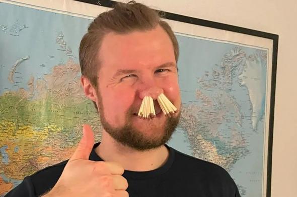 الامارات | رجل يحشر أنفه في موسوعة "غينيس" بطريقة غريبة للغاية