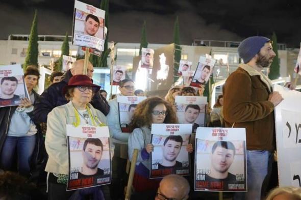 عائلات الأسرى الإسرائيليين يطالبون بإضراب وشل الاقتصاد حتى التوصل لاتفاق تبادل