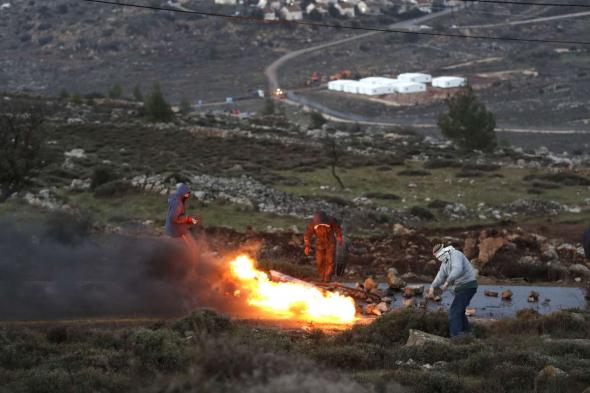 مستوطنون إسرائيليون يهاجمون بلدة ترمسعيا برام الله.. فيديو