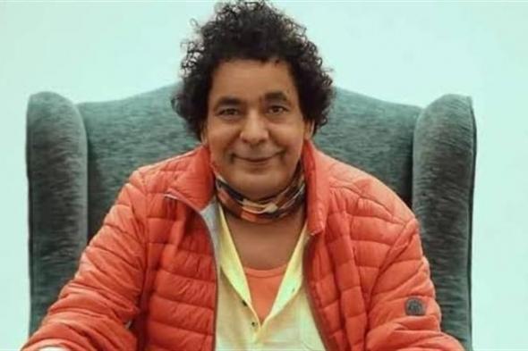 محمد منير يتحدى الكسر ويظهر بإطلالة كلاسيكية مميزة في حفل ليالي سعودية مصرية
